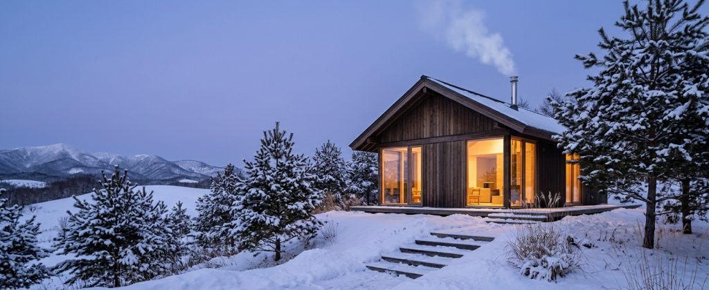 北海道・十勝の雪景色に佇む、薪ストーブのある一軒家
